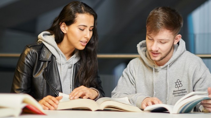 通過教科書看的兩個本科生