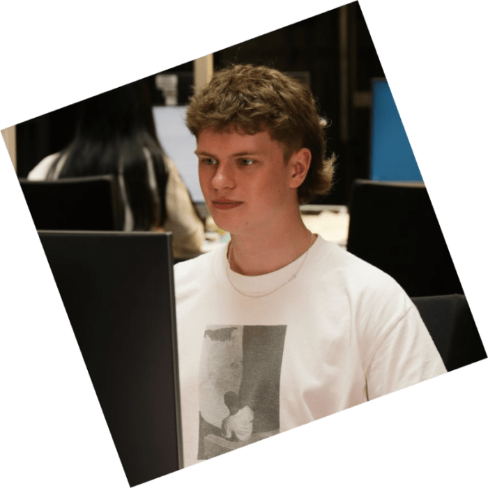 在校園學習中心使用台式計算機的學生